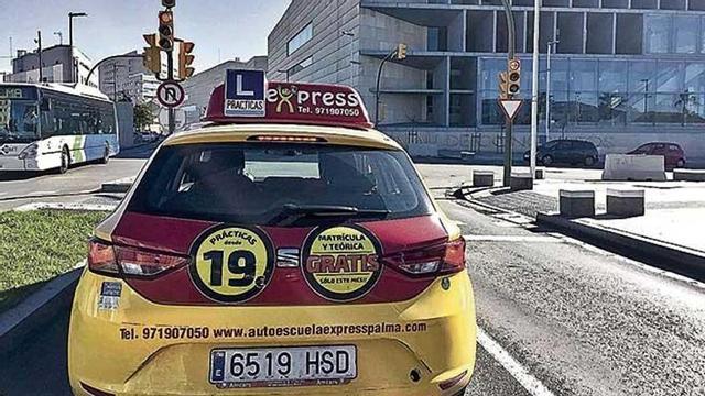 Las autoescuelas esperan que se autoricen más horas extras a los examinadores.