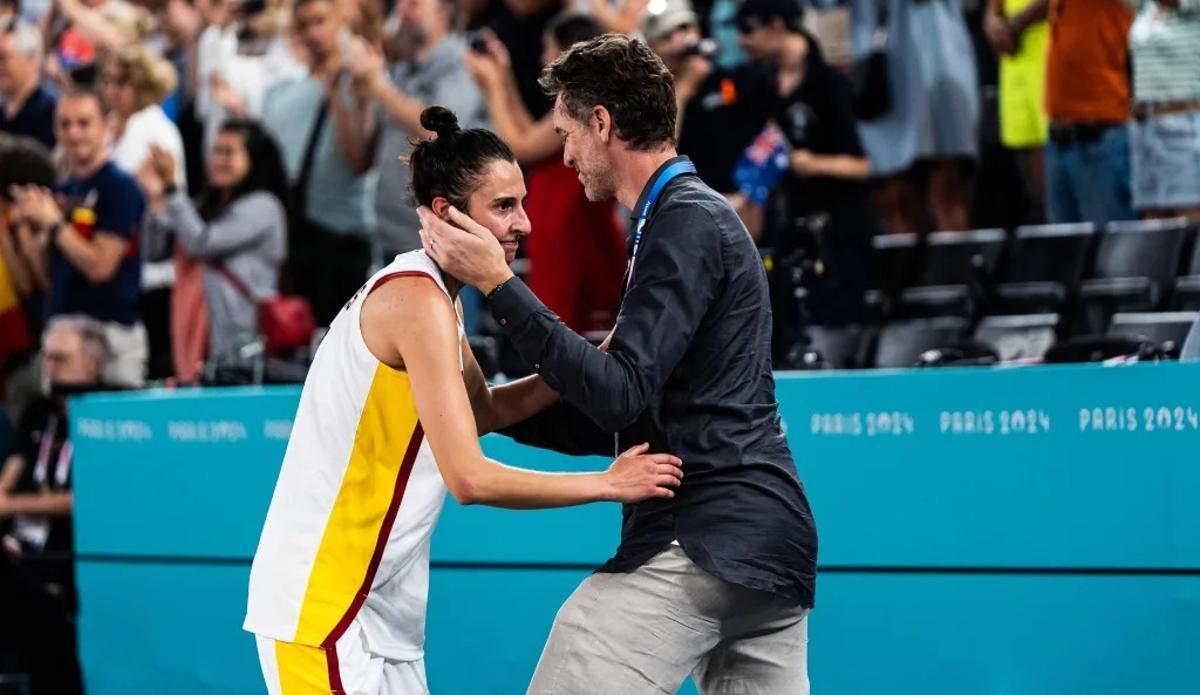 Pau Gasol consuela a Alba Torrens después de la derrota ante Bélgica