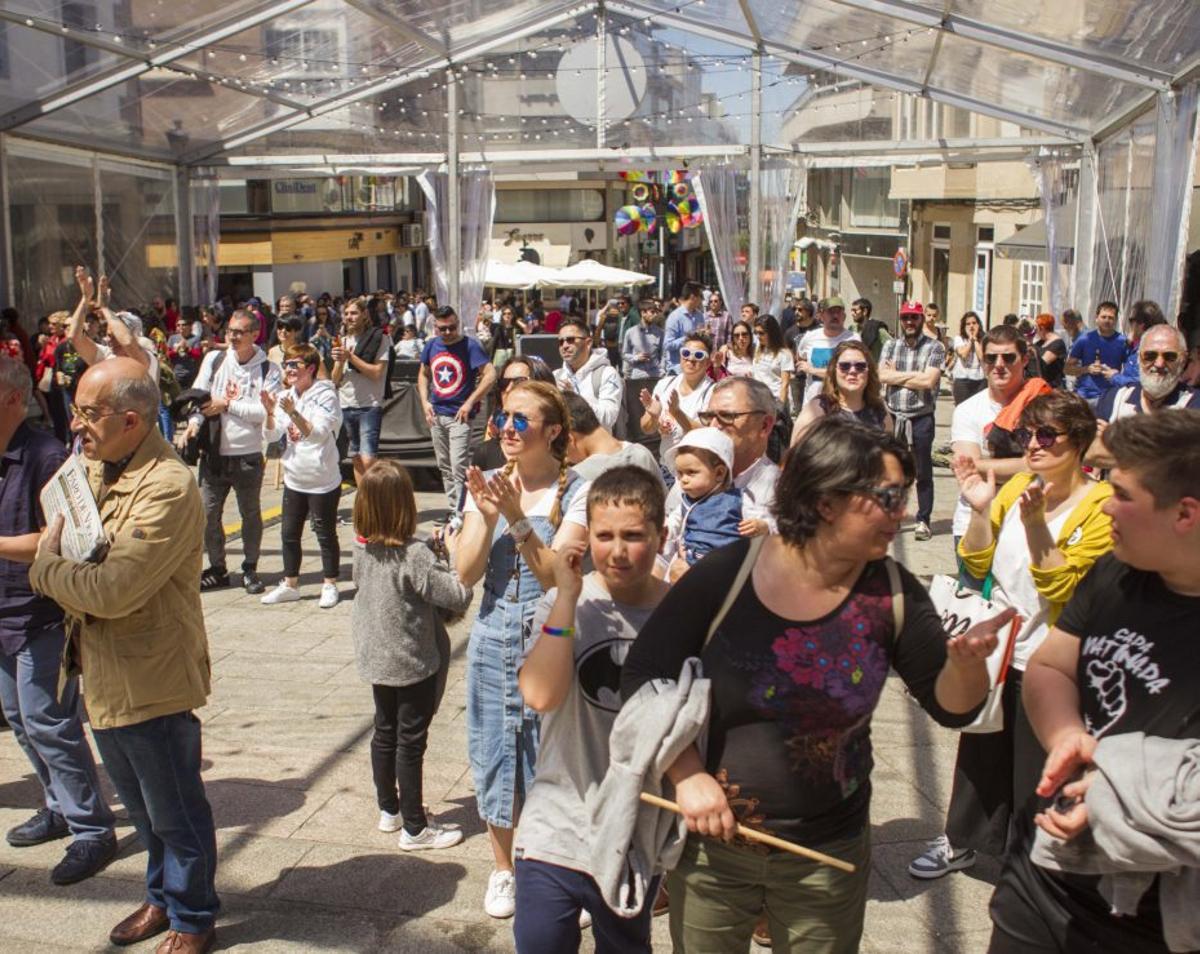 Gente en un evento en la Praza da Igrexa de Lalín.