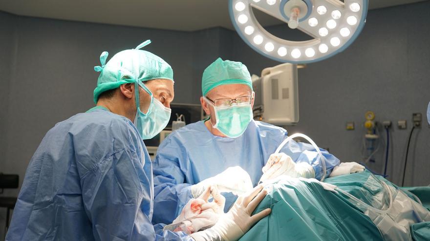 El Sergas reduce en un mes la espera por una cirugía con respecto a hace un año, pero hay 3.740 pacientes más en lista