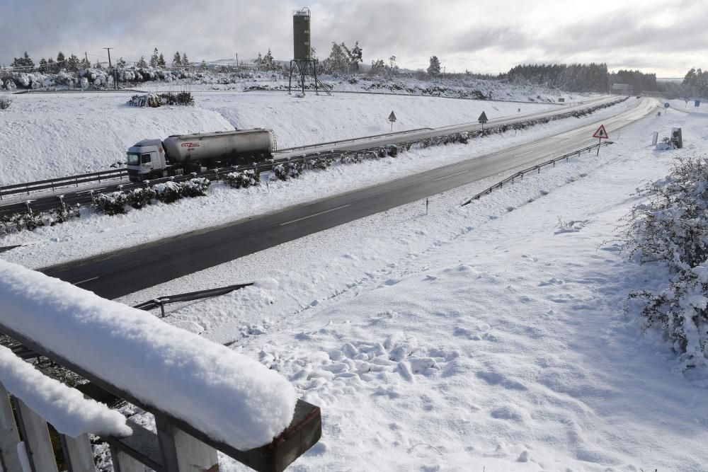 La nieve complica el tráfico en la A-6