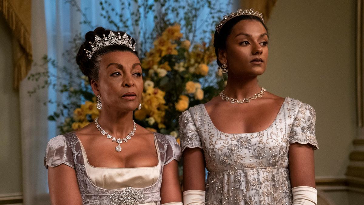 Adjoa Andoh y Simone Ashley, como Lady Danbury y Kate Sharma en 'Los Bridgerton'.