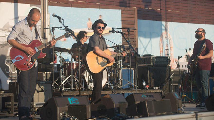 Coque Malla (en el centro con sombrero), ayer, durante el ensayo del concierto que ofreció en Arrecife.