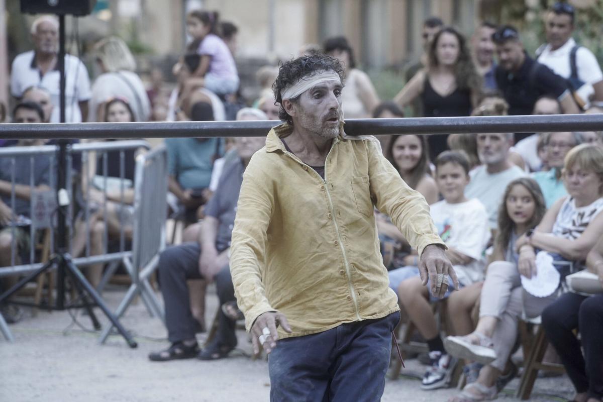 L'espectacle "Mira't" als Jardins del Casino de Manresa L'espectacle "Mira't" als Jardins del Casino de Manresa