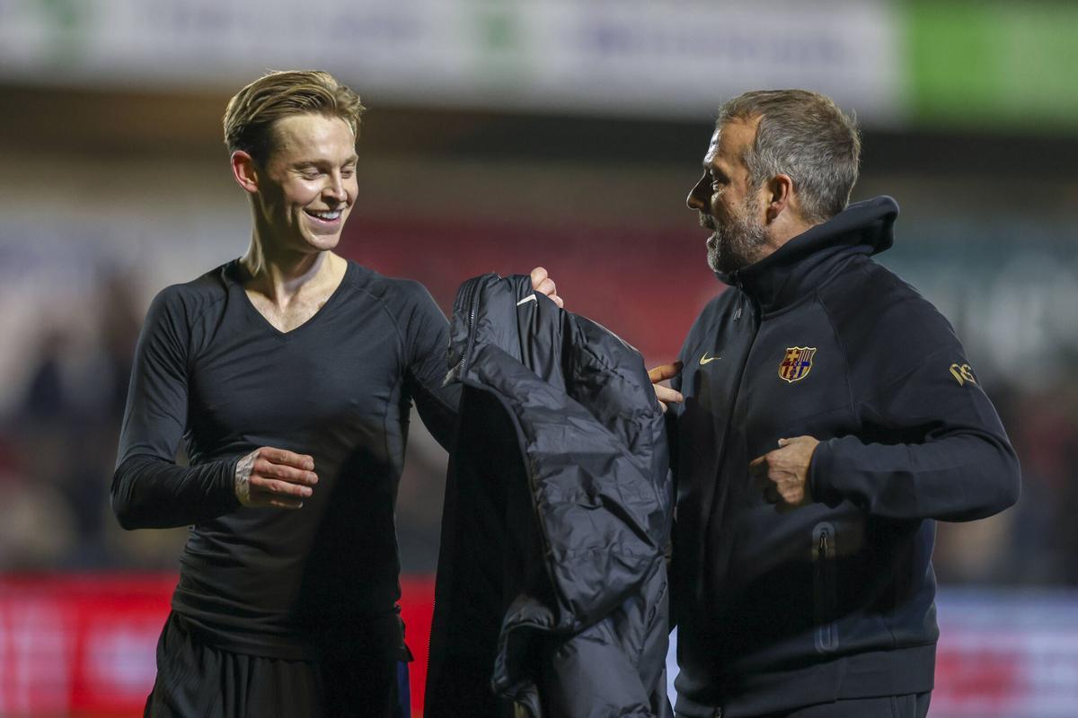 Frenkie de Jong, junto a Hansi Flick