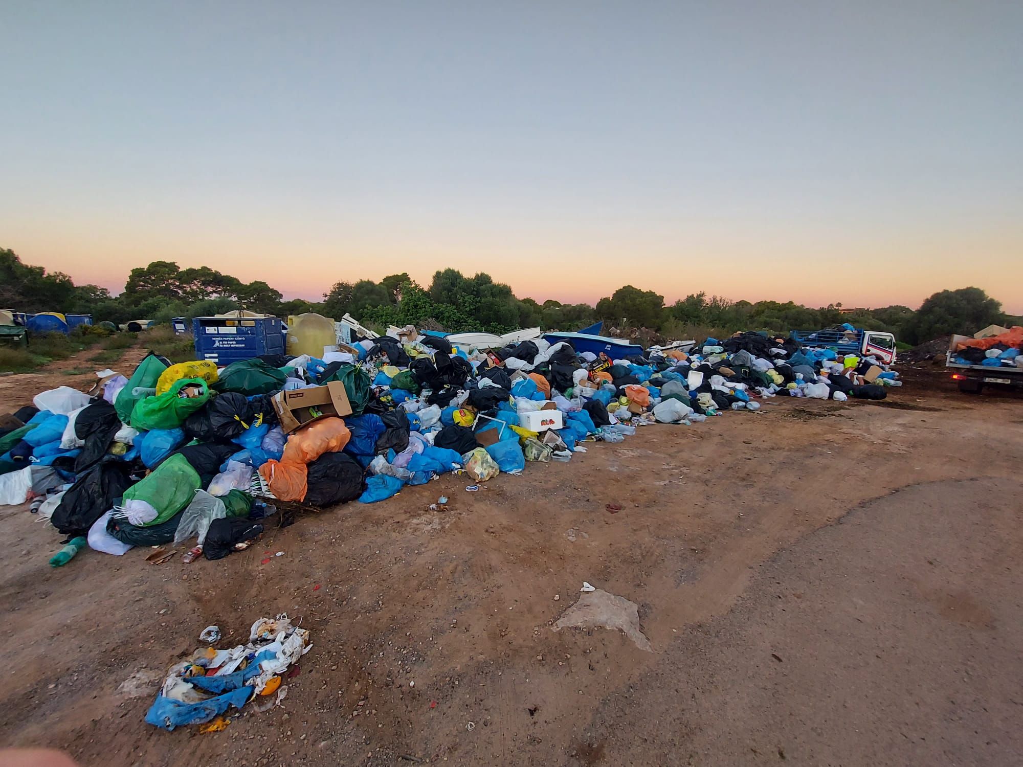 Queman contenedores en Santanyí que se ve obligado a asumir la retirada de basura