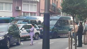 Vehículos de los Mossos en el lugar del tiroteo, en el Guinardó.