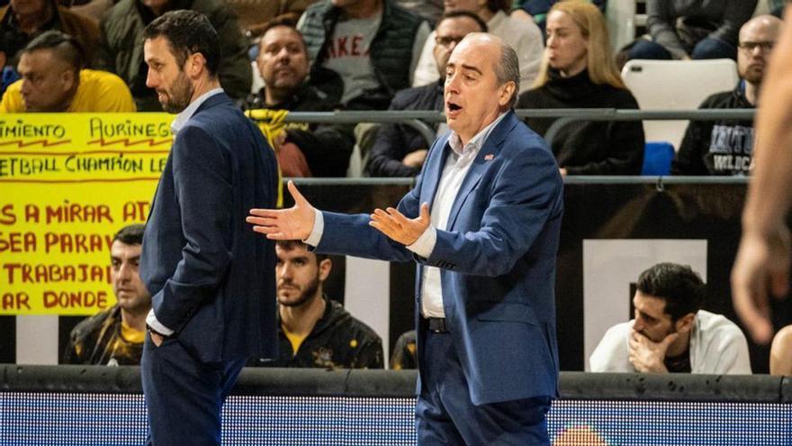 Vidorreta dando instrucciones durante el partido de ayer. | |