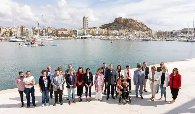 Ximo Puig junto a los candidatos a Les Corts del PSPV -PSOE