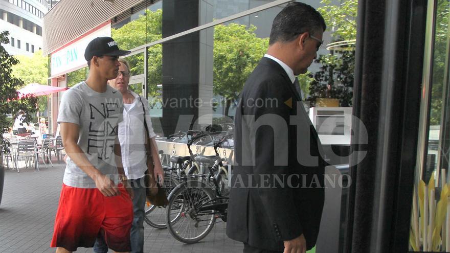 El jugador, en Valencia, entrando en su hotel hoy