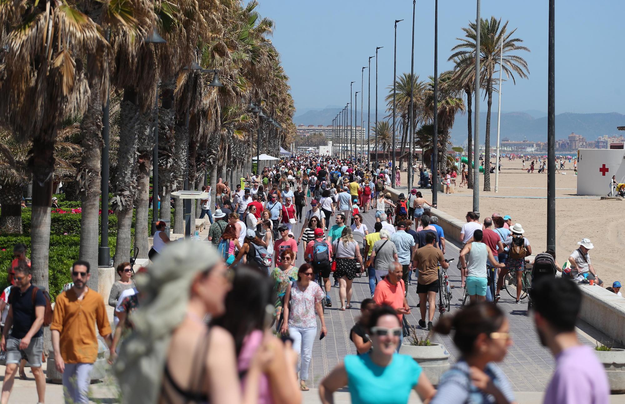 Las playas de València, llenazo previo al verano