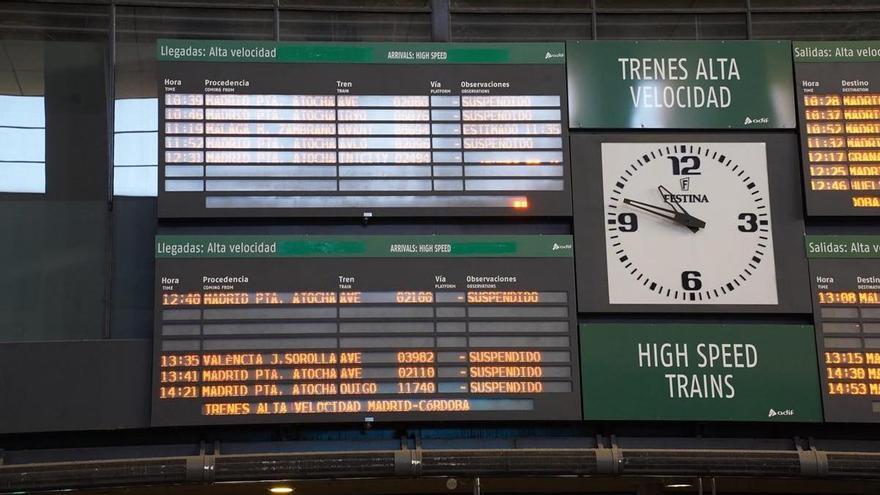 Más de 80 trenes de alta velocidad suspendidos en Andalucía tras el accidente ferroviario en Toledo: las compañías piden no acudir a las estaciones