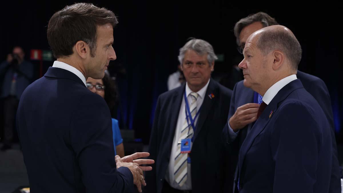  El presidente de Francia Emmanuel Macron (i) conversa con el canciller alemán Olaf Scholz durante la segunda jornada de la cumbre de la OTAN que se celebra este jueves en el recinto de Ifema, en Madrid. 