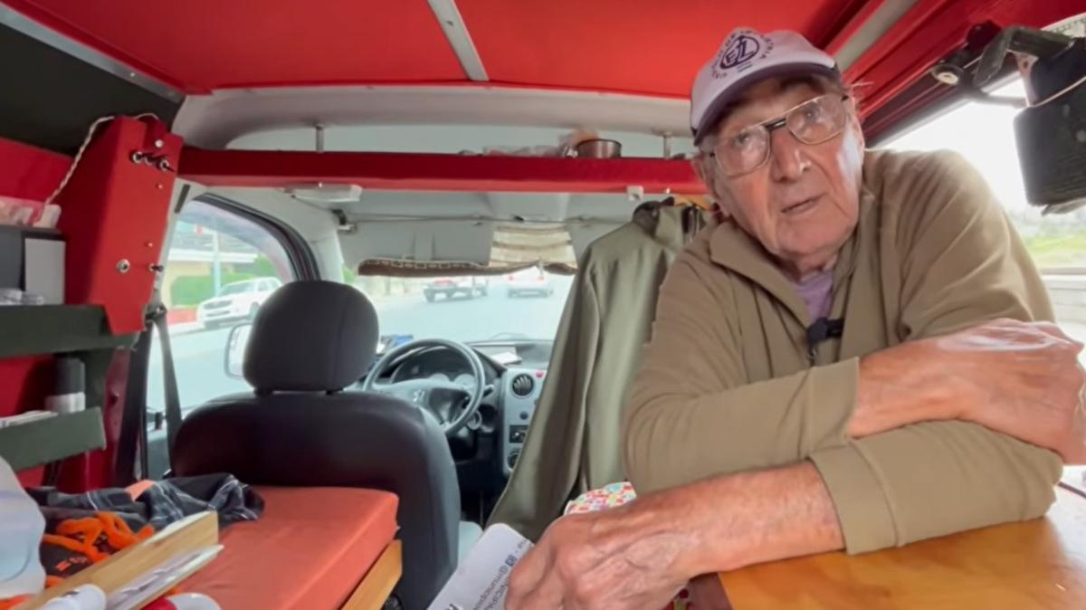 Carlos tuvo que empezar un proceso de camperización de su furgoneta.