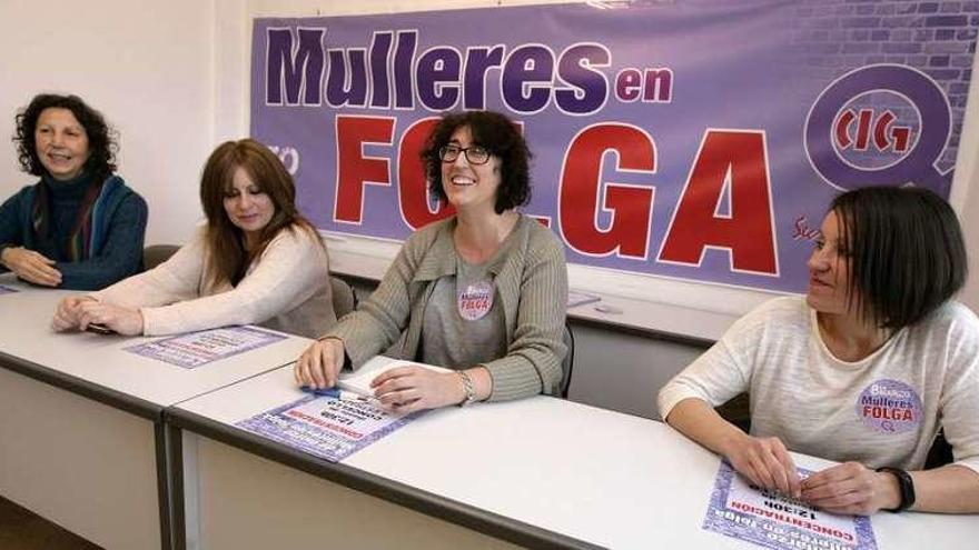 Fina Pereira, Laura Barrancúa, Susana Camba y Bea Rodríguez, ayer, en el local de la CIG. //Bernabé/Cris M.V.