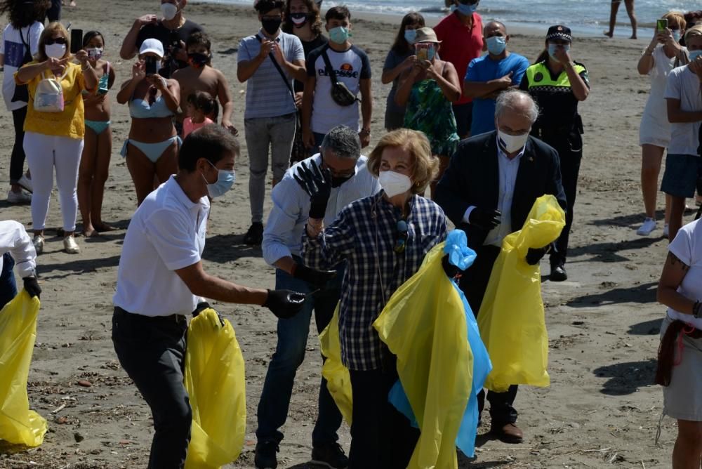 La Reina Sofía participa en una recogida de residuos en una playa de Rincón