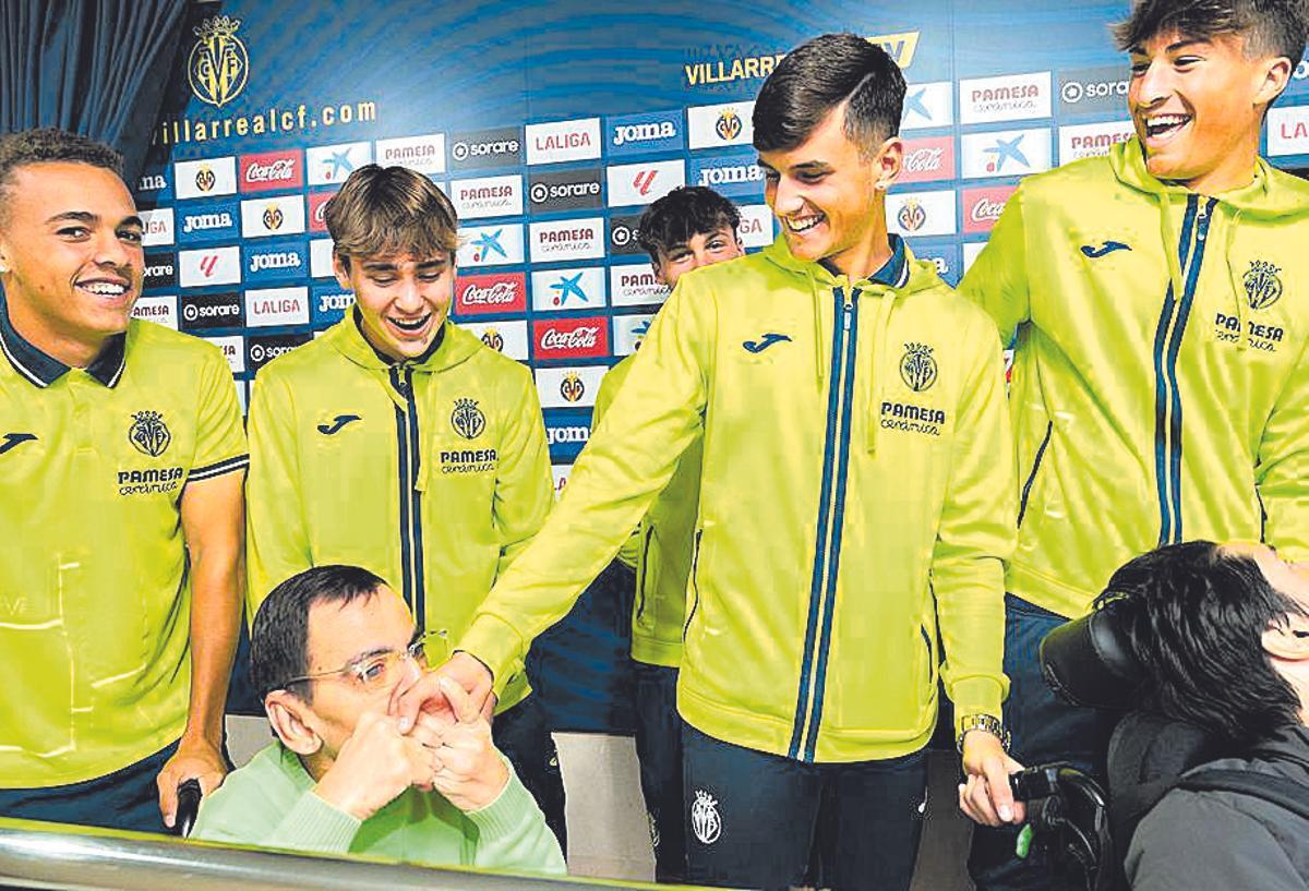 Caden, Unai Rodríguez, Celso Bermejo y Rodri, junto a los usuarios del centro.