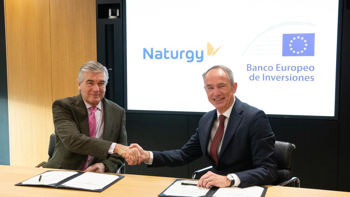 El presidente de Naturgy, Francisco Reynés, y el director general del BEI, Jean-Christophe Laloux