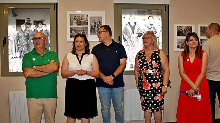 Alcaldesa y diputado de Cultura, en el centro, en la inauguración.