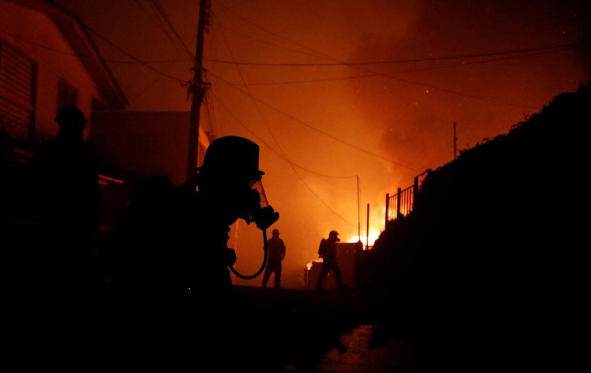 Vehículos y casas arden durante un incendio en Viña del Mar, Chile, el 2 de febrero de 2024. Una enorme nube de humo en forma de hongo se cierne sobre las zonas turísticas del centro de Chile, incluidas Viña del Mar y Valparaíso, donde estalló un incendio forestal el viernes. amenazando cientos de viviendas y obligando a la evacuación de los residentes