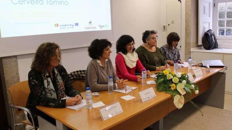 Sandra Álvarez, alcaldesa de Tomiño, en Vila Nova de Cerveira presentando las propuestas de la segunda edición del OPT. // D.B.M.