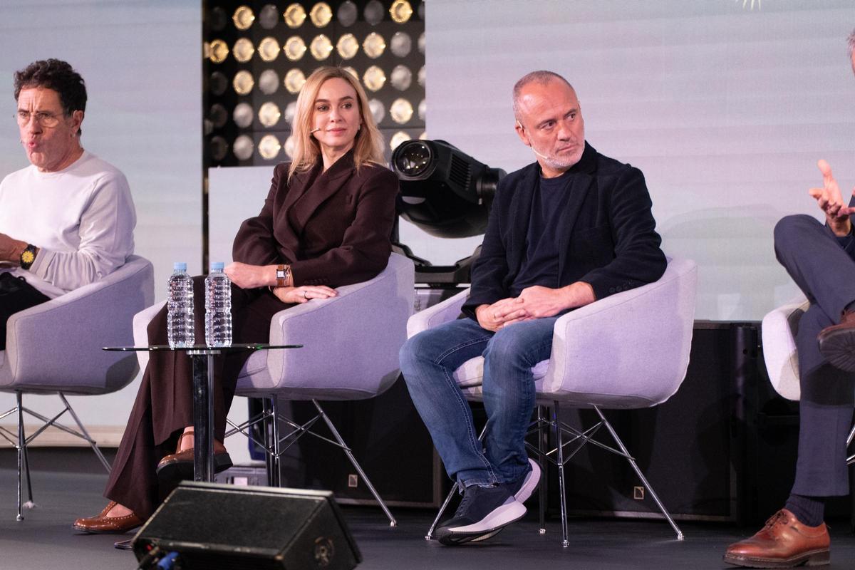 Presentación de 'La agencia' en Cádiz: Daniel Écija, productor ejecutivo y los actores Marta Hazas y Javier Gutiérrez.