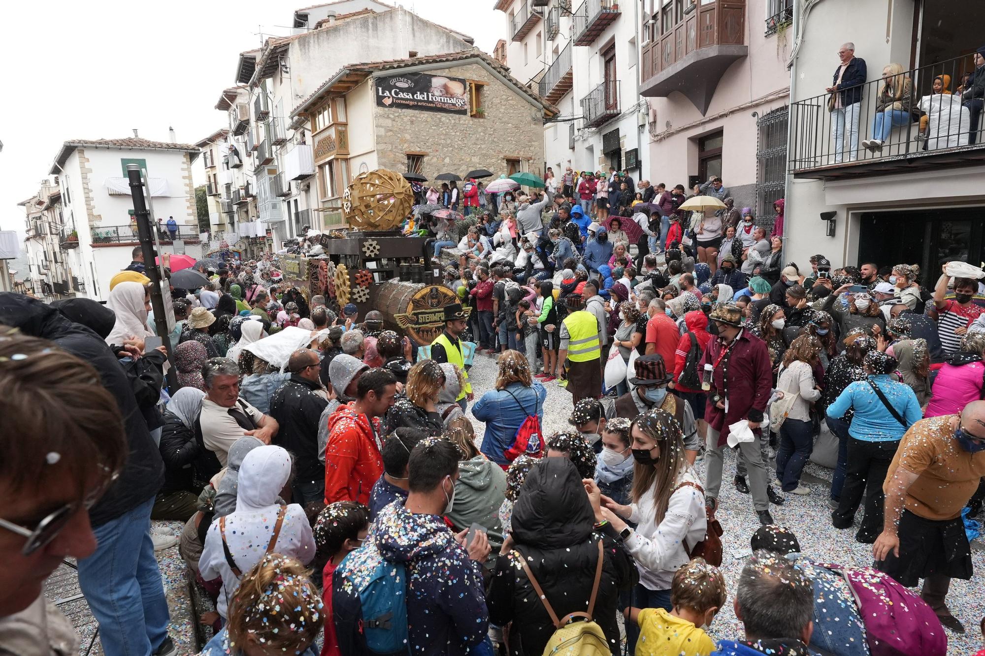 Búscate en el desfile de carrozas y disfraces de l'Anunci de Morella