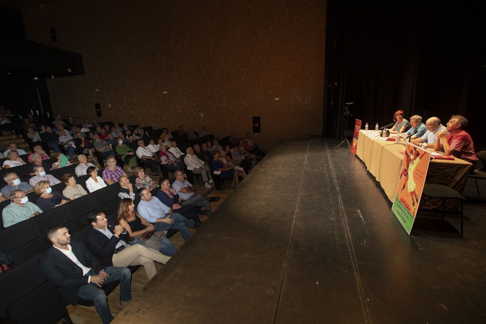 Társilo Caruana presenta su libro sobre la historia del Atlético Saguntino, el año del centenario del club.