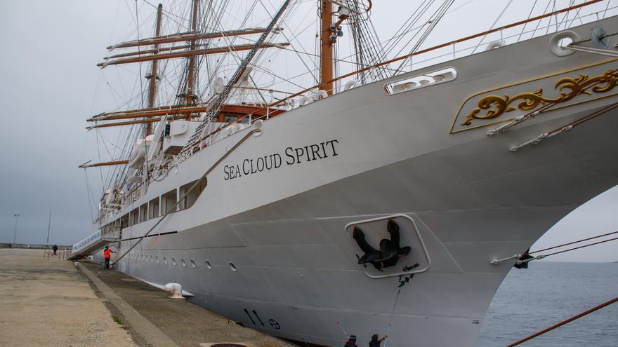 El “Spirit” atraca en Ferrazo con los 48 pasajeros de un velero de lujo