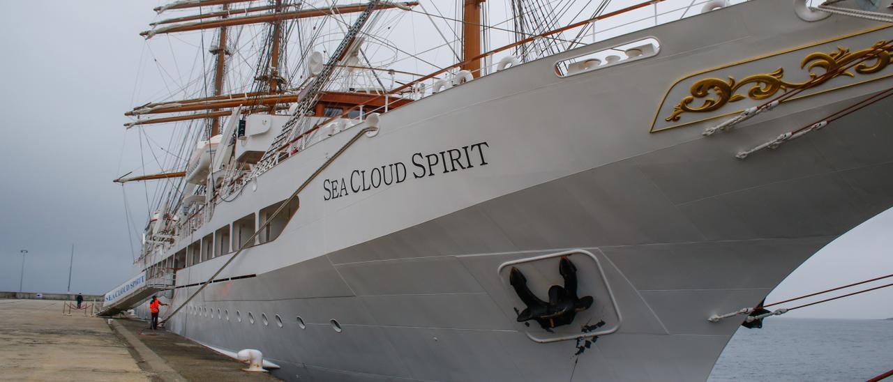 Crucero Sea Cloud Spirit en el muelle de Ferrazo