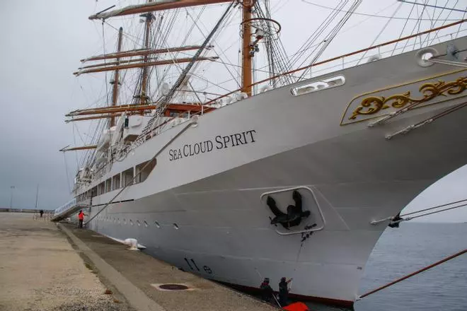 El “Spirit” atraca en Ferrazo con los 48 pasajeros de un velero de lujo