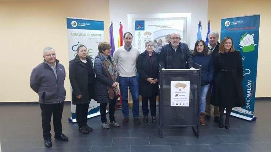 Representantes de Pravia, Muros de Nalón y Soto del Barco con algunos hosteleros de la comarca, en la presentación.