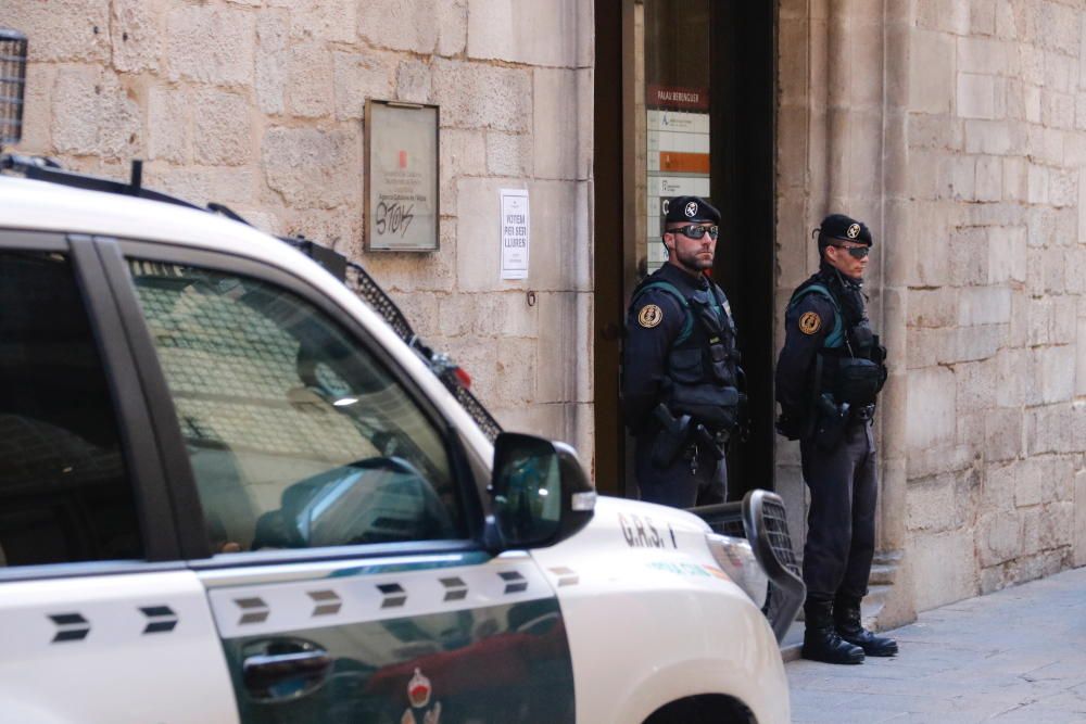 Agents de la Guàrdia Civil davant la seu d''Aigïes de Girona