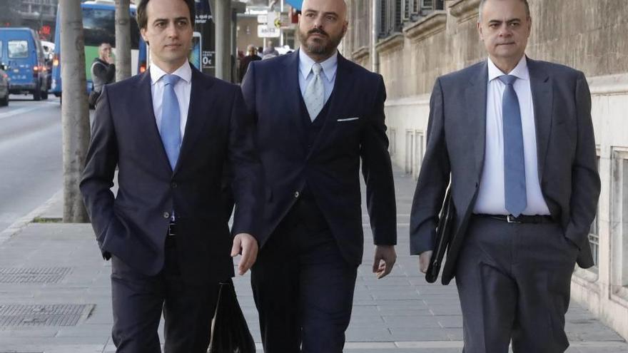 Álvaro Gijón, izquierda, junto a sus abogados, ayer en los juzgados.