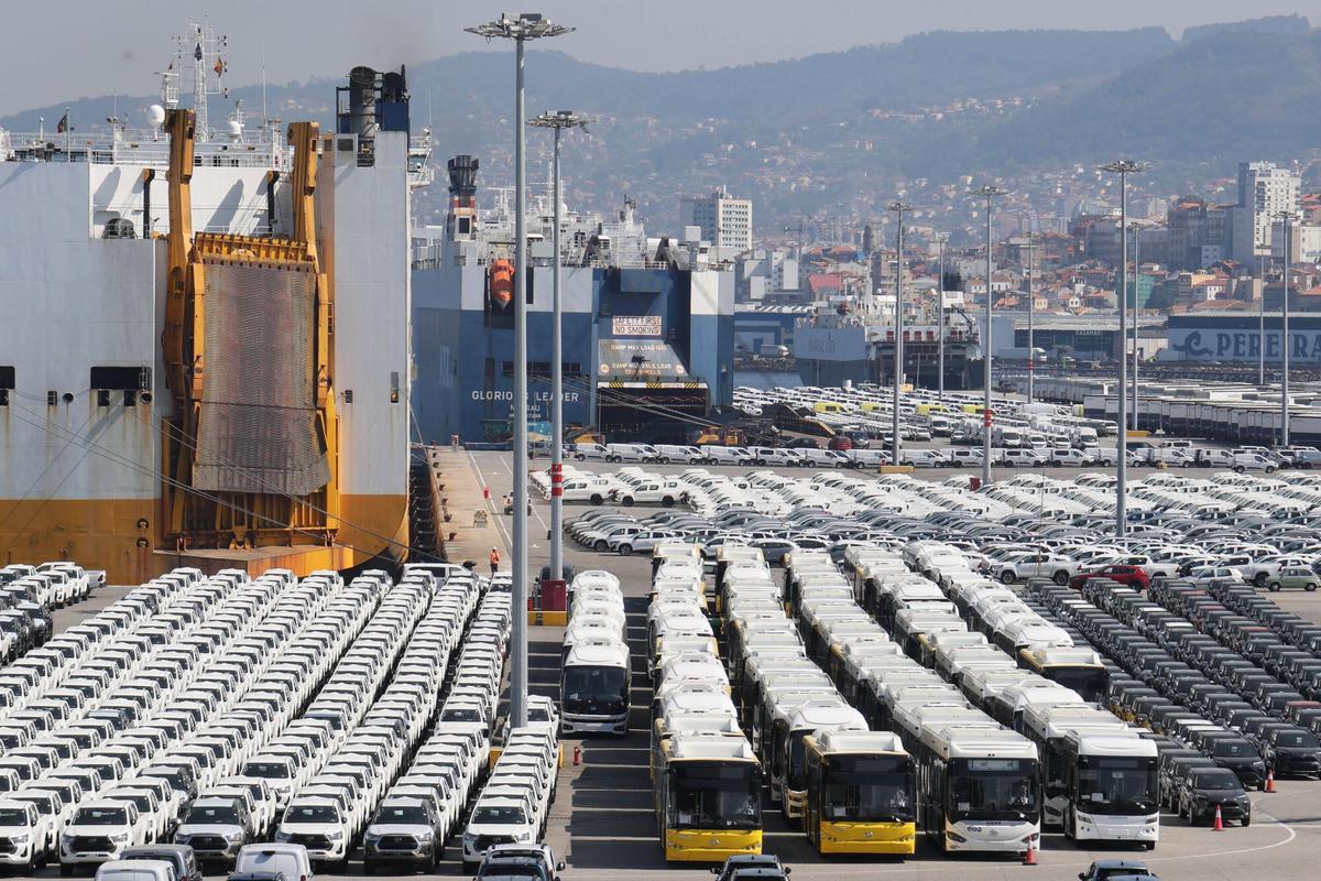 Coches (la mayoría de Stellantis) y autobuses, listos para ser embarcados en la terminal Ro-Ro de Bouzas.