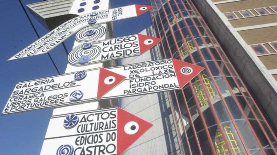 Cartel indicador de los distintos departamentos en las instalaciones de Cerámicas O Castro, en Sada. / v. echave