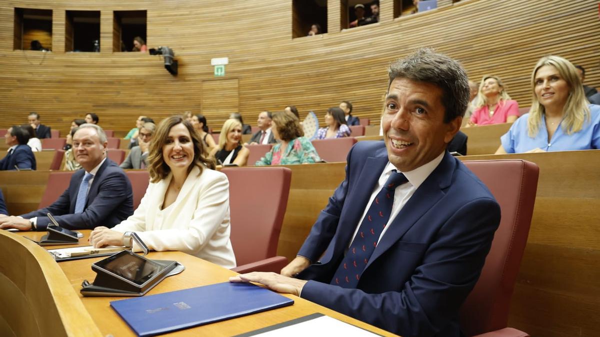 Carlos Mazón con su corbata de zapatos de Elda el día en el que ha tomado posesión de la presidencia de la Generalitat Valenciana.