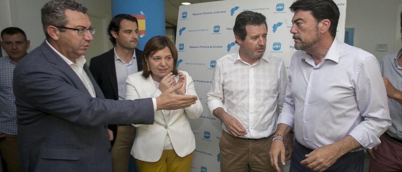 José Císcar junto a una emocionada Isabel Bonig, en el centro, acompañada de Eduardo Dolón, Luis Barcala y Antonio Pérez.