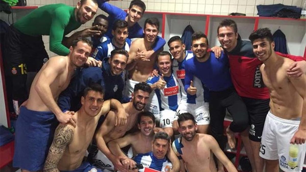 Los jugadores del Espanyol, eufóricos tras su triunfo en El Molinón