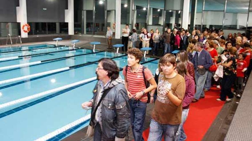 Los vecinos que asistieron a la inauguración contemplaron de primera mano las dimensiones de la nueva piscina.