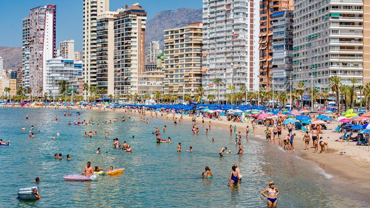 Turistas en la playa de Levante de Benidorm