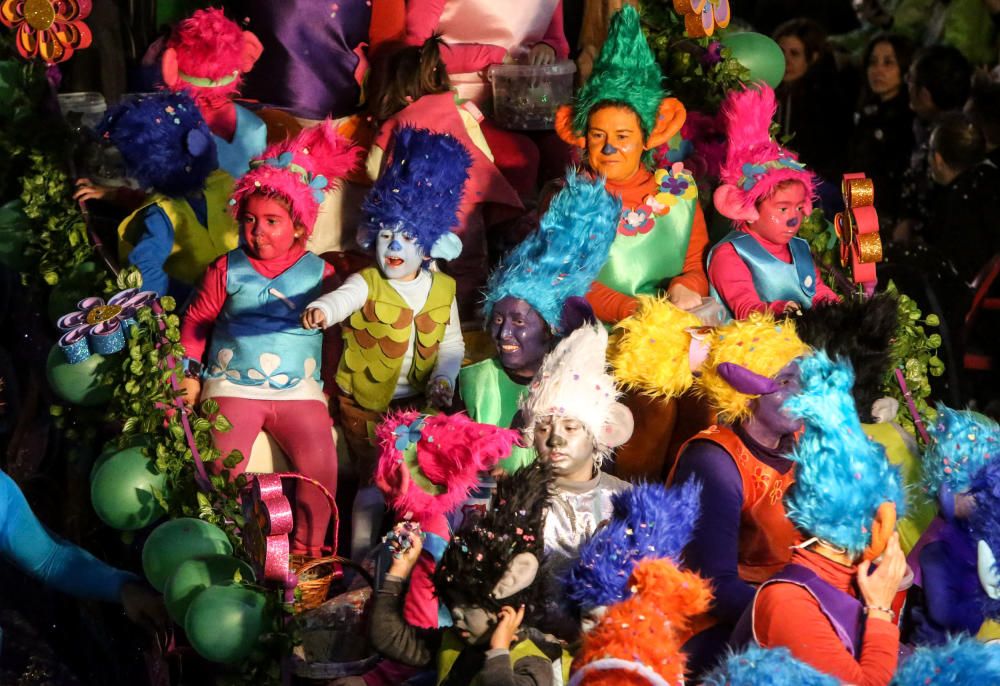 Más de medio centenar de carrozas participan en un multitudinario desfile que recorrió las calles del centro de Benidorm.