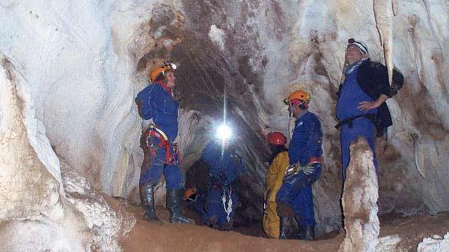 Miembros del Club Espeleológico Maúxo cartografiando las cuevas de la Serra do Courel.  // CEM