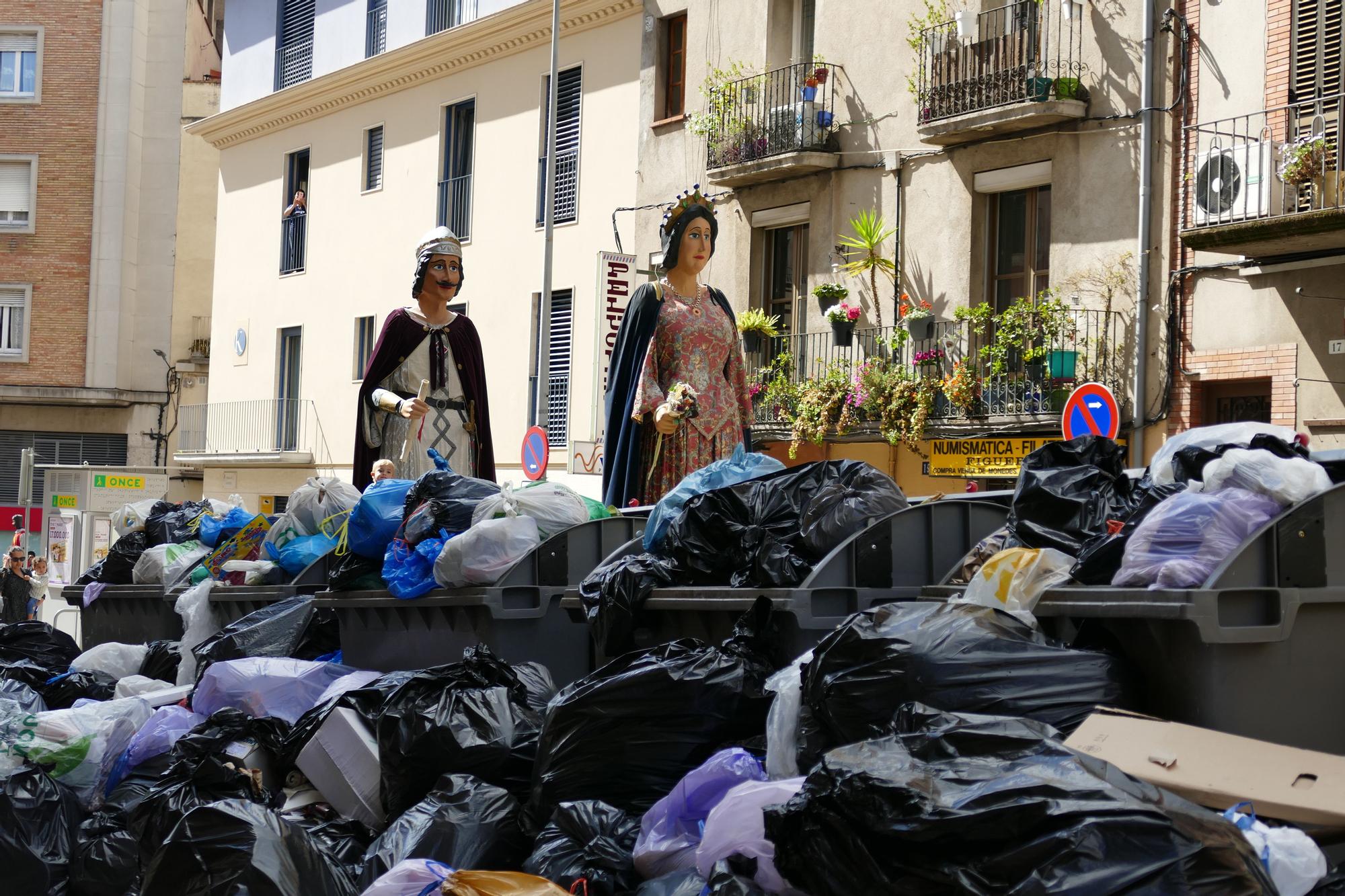 Vuit colles gegants passegen pel centre de Figueres