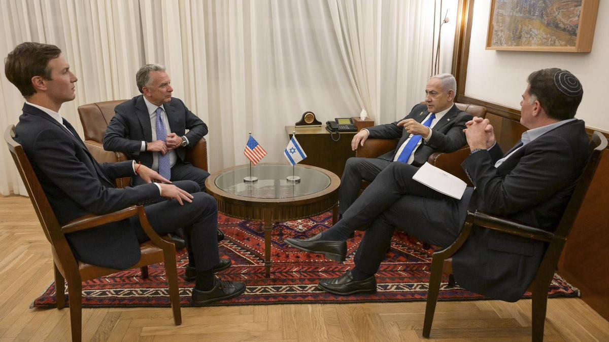 Benjamin NetanyahuSteve Witkoff y con el yerno de Trump, Jared Kushner (izquierda).