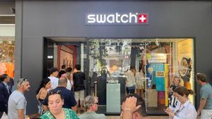 Cola de gente esperando para entrar en la tienda de Swatch	