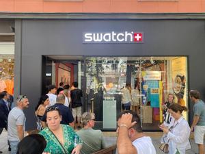 Cola de gente esperando para entrar en la tienda de Swatch	
