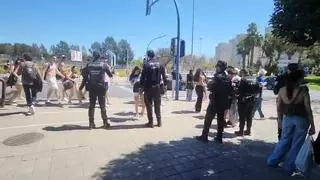 Cerco al alcohol en la fiesta "Santa Faz 0,0" de Alicante con 12.000 jóvenes en la playa de San Juan