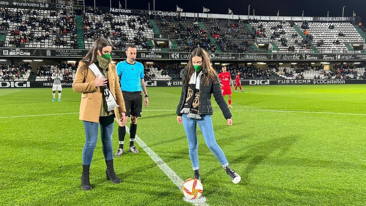 Carmen Molina y Gal·la Calvo, Reinas de las fiestas de la Magdalena 2022 han realizado el saque de honor del partido de hoy en Castalia.