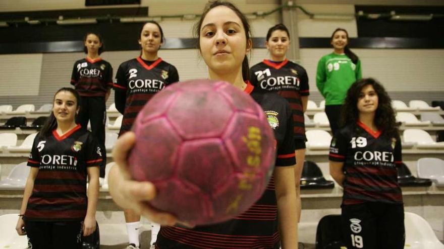 Las jugadoras rojinegras convocadas por la selección posan, ayer, en el Lalín Arena. // Bernabé/Gutier